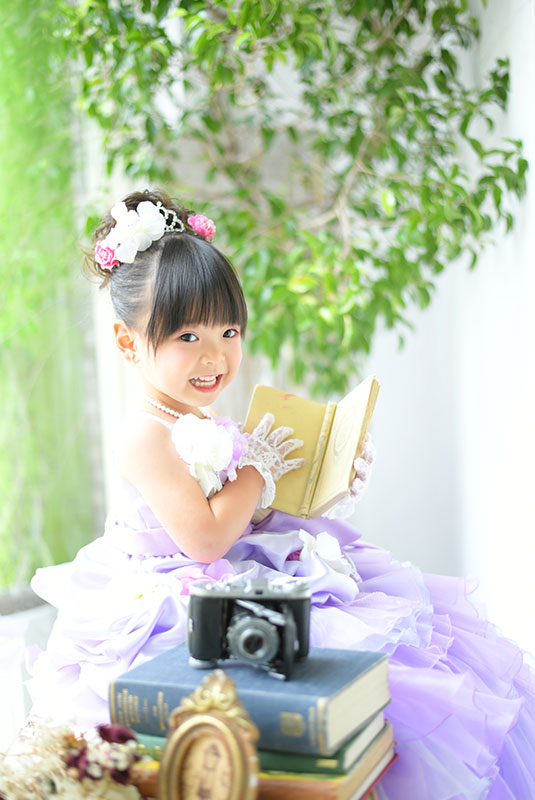 七五三 3歳 女の子 ドレス 紫 自然光