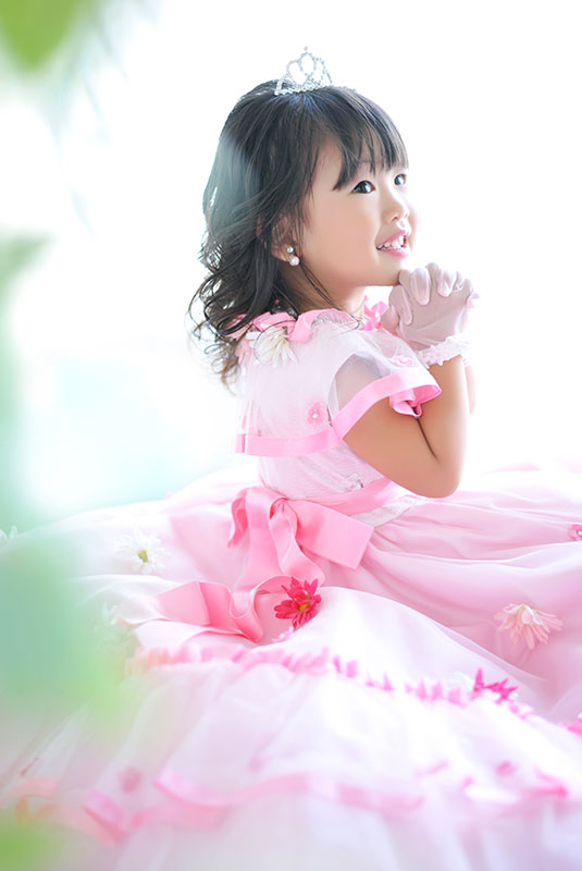 七五三 3歳 女の子 ドレス ピンク 自然光