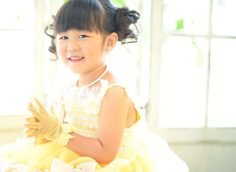 七五三 3歳 女の子 ドレス 黄色 ティアラ 自然光