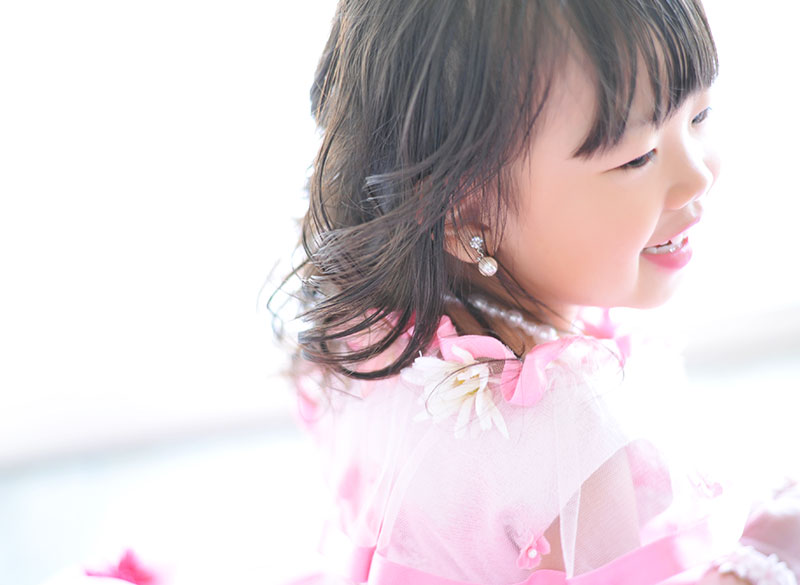 七五三 3歳 女の子 ドレス ピンク 自然光