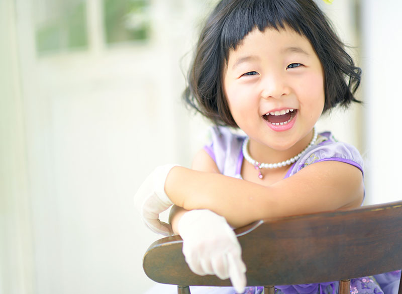 七五三 3歳 女の子 ドレス 紫 自然光