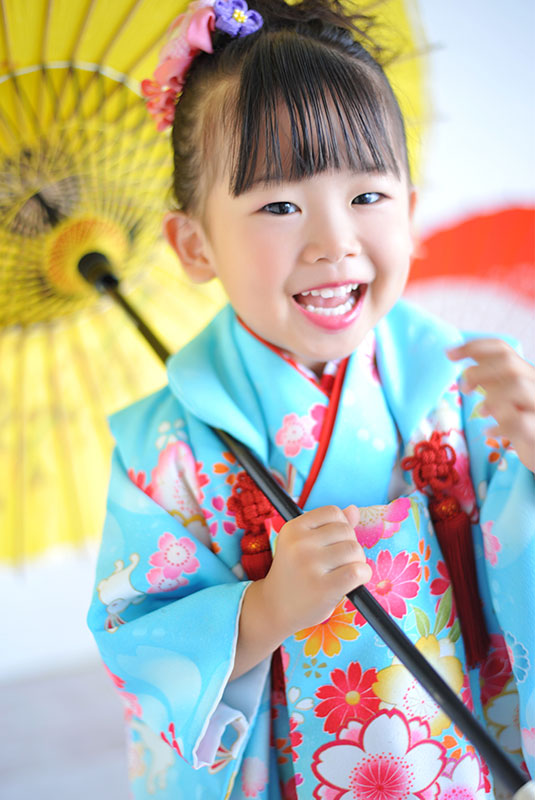 七五三 3歳 女の子 着物 水色 和傘 自然光