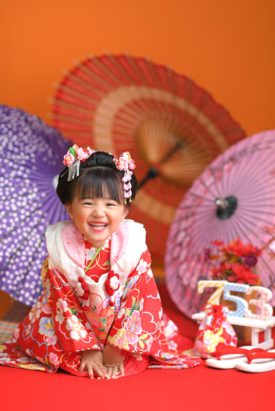 七五三 3歳 女の子 着物 赤 日本髪 正座