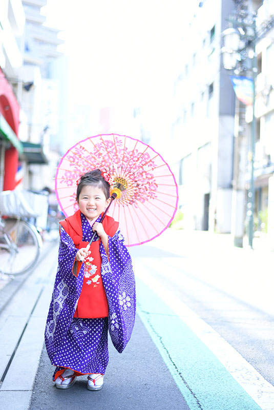 七五三 3歳 女の子 着物 持込 紫 ロケフォト 和傘