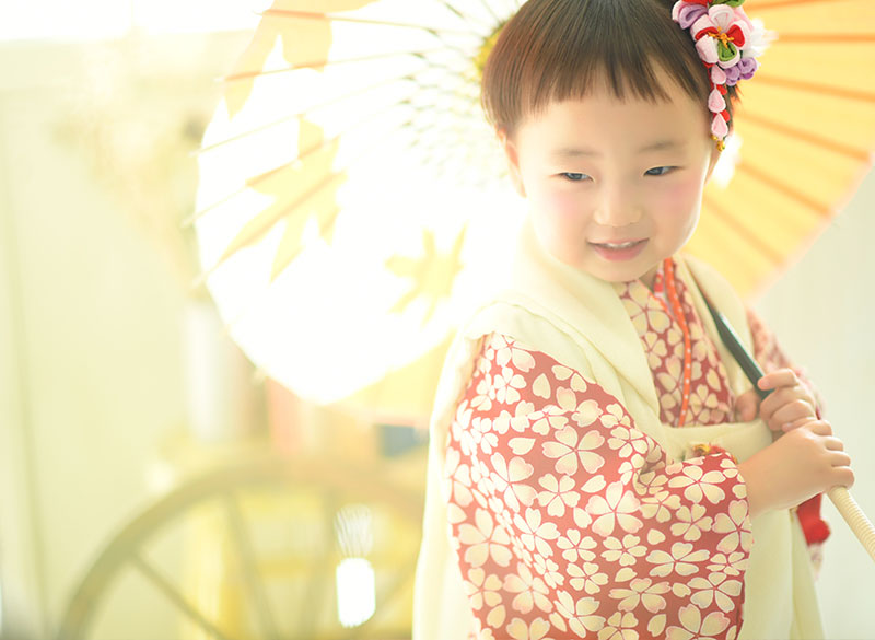 七五三 3歳 女の子 着物 赤 モダン おしゃれ 和傘