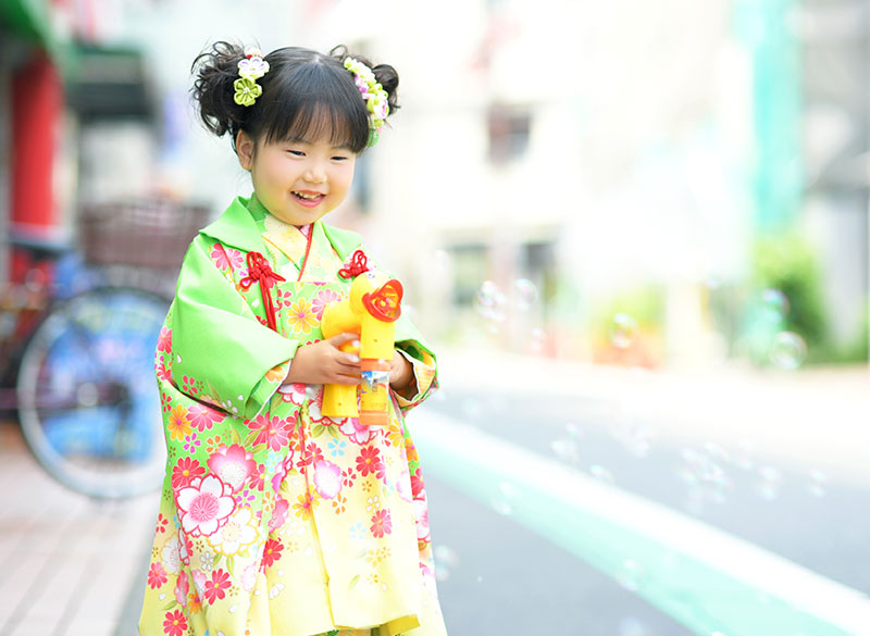 七五三 3歳 女の子 着物 黄緑色 ロケフォト シャボン玉遊び
