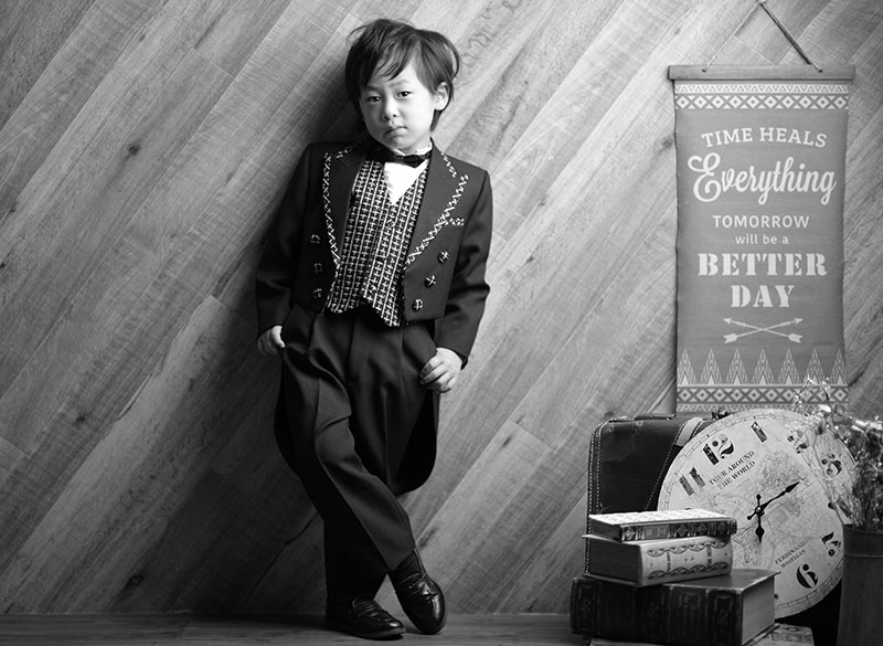 七五三 5歳 男の子 タキシード 黒 おしゃれ モノクロ写真