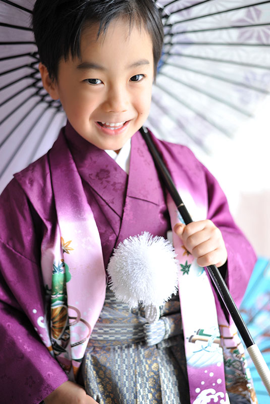七五三  5歳 男の子 着物 紫 和傘 自然光