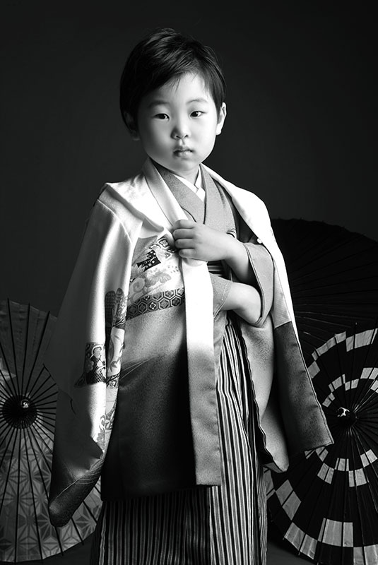 七五三  5歳 男の子 着物 モノクロ写真