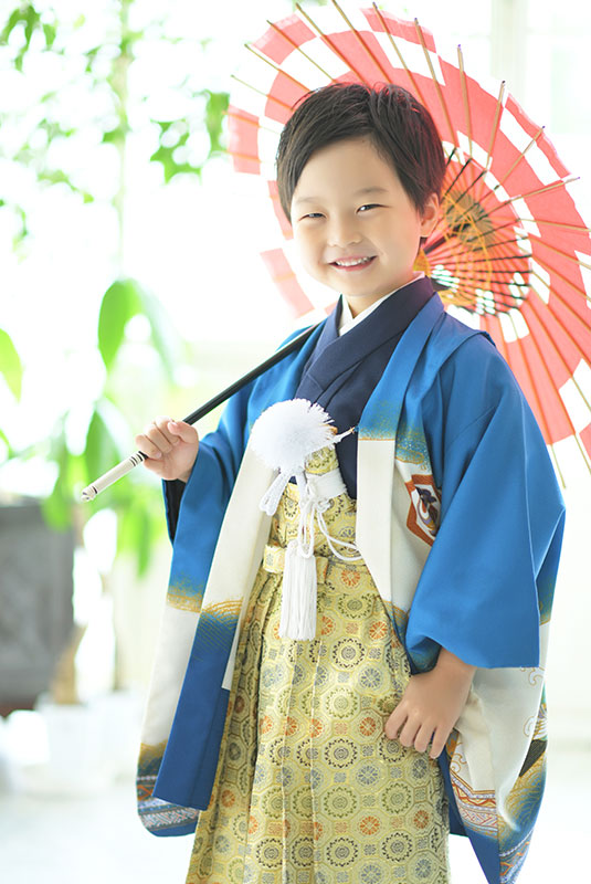 七五三  5歳 男の子 着物 青 和傘 自然光