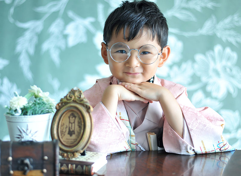 七五三  5歳 男の子 着物 ピンク めがね おしゃれ