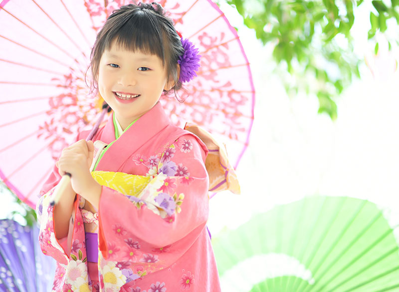 七五三 7歳 着物 ピンク 和傘 自然光 おしゃれ