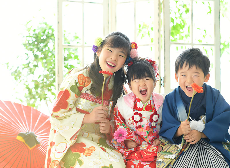 七五三 姉兄妹写真 3人 着物 自然光 おしゃれ