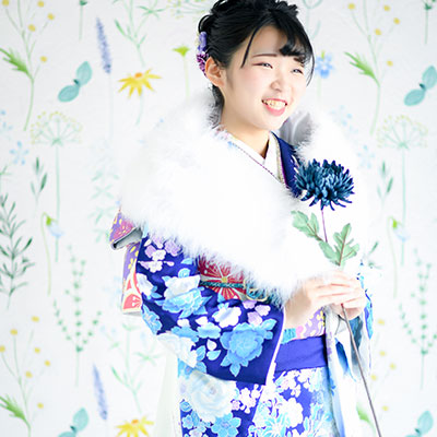 成人式の前撮りで青い振袖を着た女性