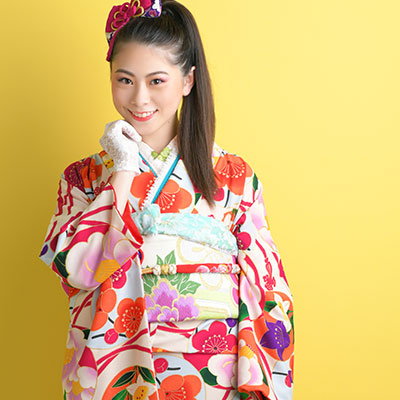 成人式の前撮りで個性的な振袖を着た女性