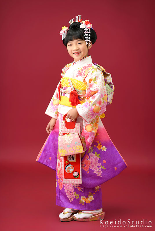 千歳飴を持った日本髪の七五三7歳の女の子