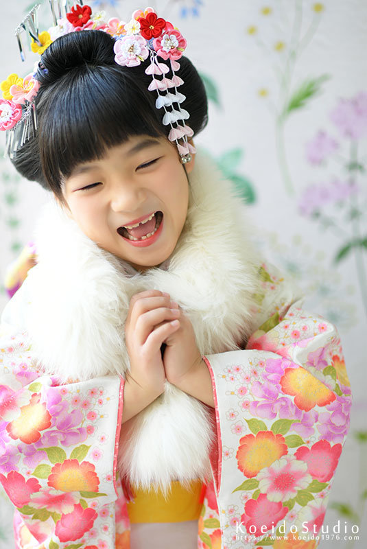 白いショールを付けた日本髪の七五三7歳の女の子