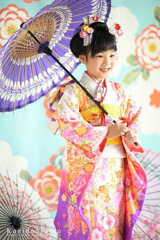 紫の和傘を持った日本髪の七五三7歳の女の子