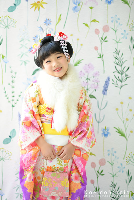 白いショールを付けた日本髪の七五三7歳の女の子