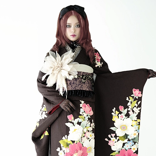 成人式の振袖にアイボリーの大きな帯飾りが華やかさと存在感をプラス