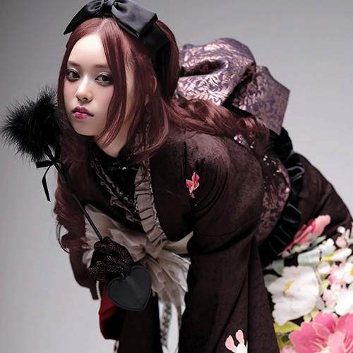 大きな黒リボンとピンクヘアで完成させる成人式の振袖ゴシックコーデ