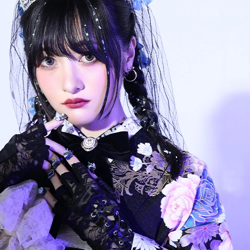 成人式にふさわしい振袖スタイル。黒髪とゴシックメイクでミステリアスな雰囲気に。