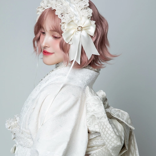 成人式の振袖に合わせたピンクヘア。フリルたっぷりのヘッドドレスが可憐。