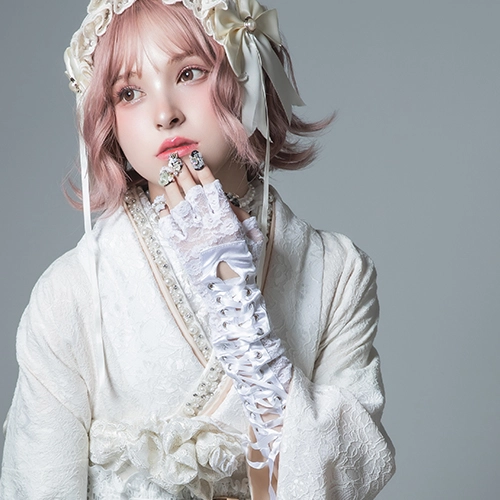 成人式の振袖に映えるレースグローブ。華やかなリボンとネイルで手元も美しく。