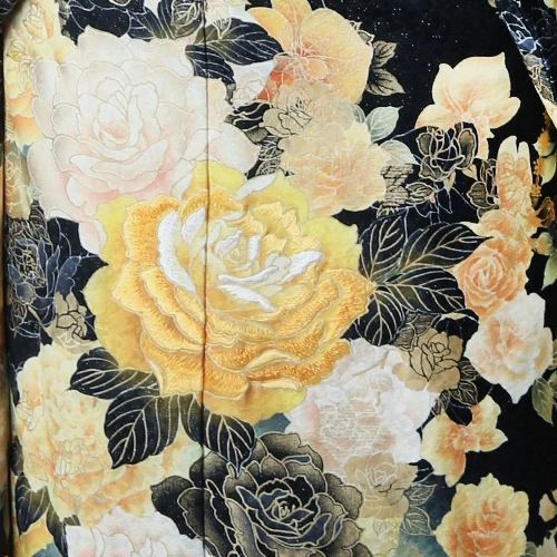 ブラックの振袖に咲くイエローの薔薇が美しい、成人式の華やかな装い。