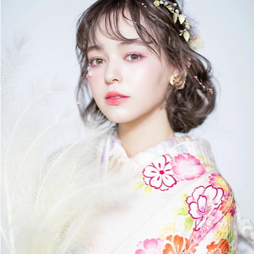 成人式の振袖はピンクベースに色鮮やかな花柄が映える上品な一着。