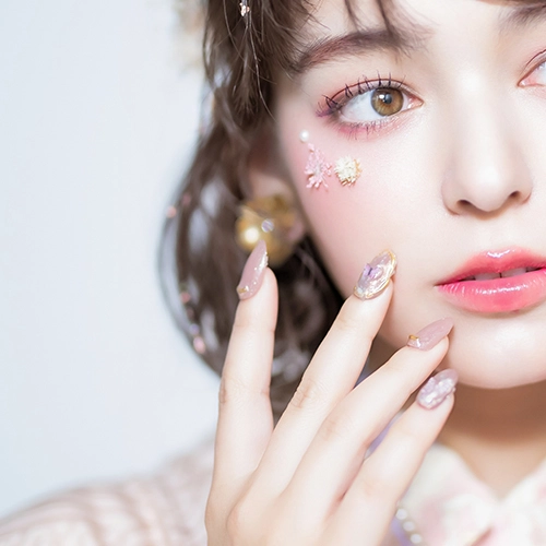 成人式の振袖コーデに合わせた、花とパールのメイクが華やかさをプラス。