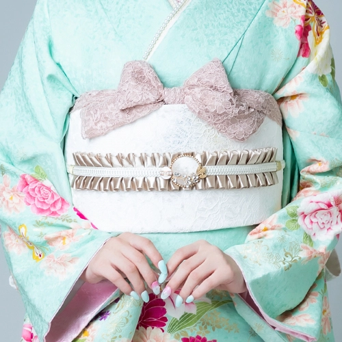 ホワイトの帯にレースリボンとパールをあしらった、上品で華やかな成人式の振袖スタイル