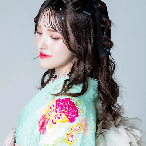 黒リボンとパールをあしらったロマンティックなヘアアレンジで、大人可愛い振袖の成人式コーデ