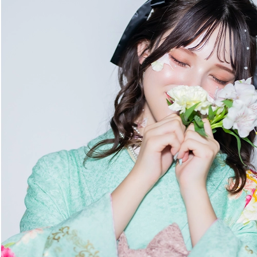 頬に小花とパールを飾った透明感あふれる成人式メイク。ナチュラルなネイルが振袖の雰囲気にマッチ。