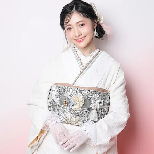 成人式の白振袖に黒刺繍の帯とグレーの帯締めが映える上品な着姿