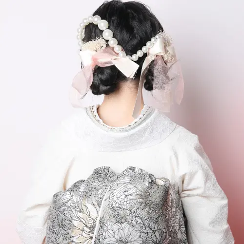 成人式ヘアはツインお団子にパールとリボンの髪飾りで後ろ姿も印象的