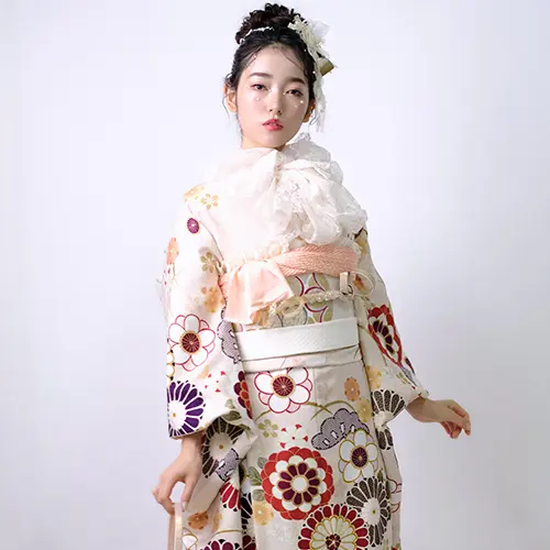 成人式にぴったりな淡い色合いの振袖コーデ。大人フェミニンな花柄が優美な雰囲気を演出。