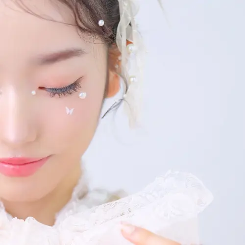 成人式の振袖スタイルに幻想的な輝きをプラスする、パールと蝶モチーフの目元メイク。