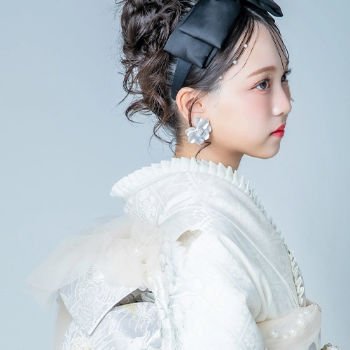 成人式の振袖に合わせた黒リボンのヘアスタイルとイヤリング。