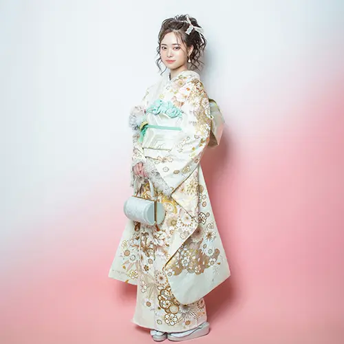 成人式の振袖コーデ。白地にゴールドの花柄と水色の差し色が上品に調和。