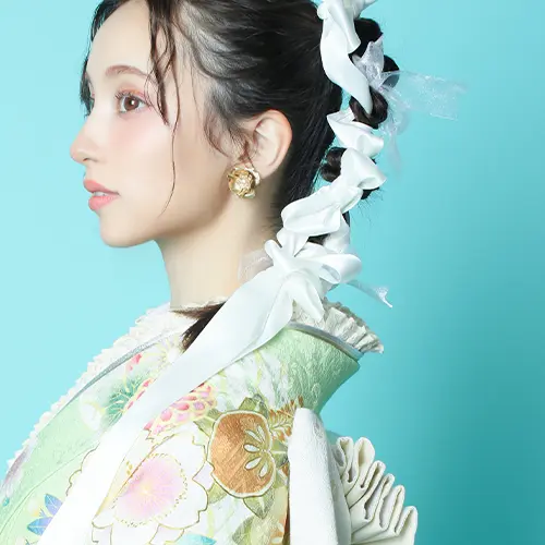 成人式の振袖コーデ。花モチーフのイヤリングが顔まわりを華やかに彩る。