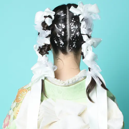 成人式の振袖スタイル。異素材リボンが編みおろしヘアに彩りを添える。