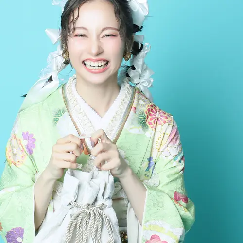 成人式の振袖に合わせたピンクメイクが透明感と血色感を演出。