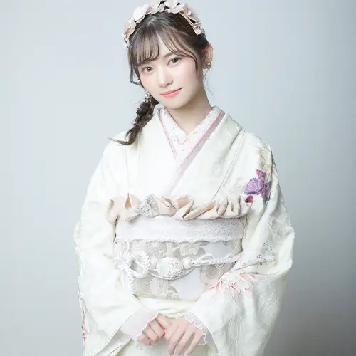 アイボリーの振袖で成人式らしい優しい印象に包まれた一枚
