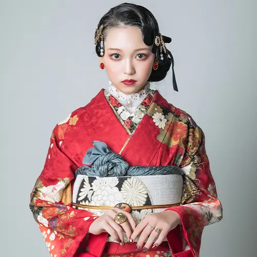 深紅の振袖と黒髪シニョンでまとめた大正ロマン風コーデ