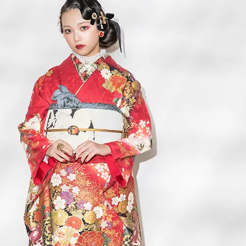 華やかな花柄の振袖と落ち着いた帯で魅せる和モダンな装い