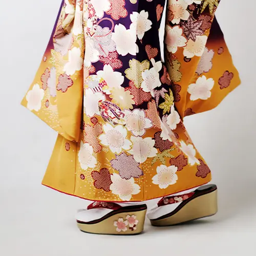 成人式の振袖に咲く桜柄とグラデーションが華やかな印象