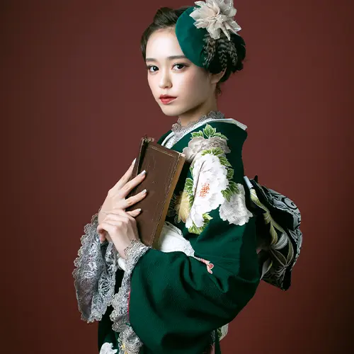 羽根付きミニハットが印象的な成人式振袖ヘアアレンジ