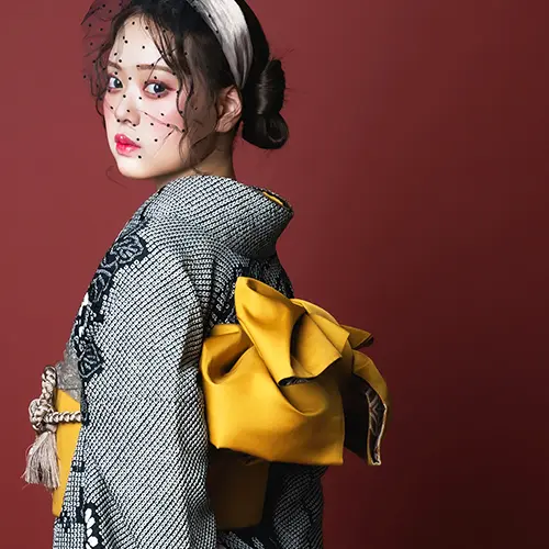 成人式の振袖に合わせたベール付きヘッドドレスとまとめ髪アレンジ