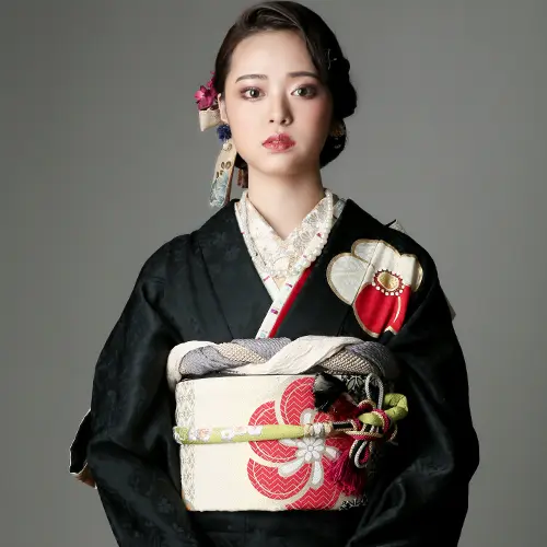 成人式の振袖コーデ。赤と黒が映える帯まわりが華やかさを演出